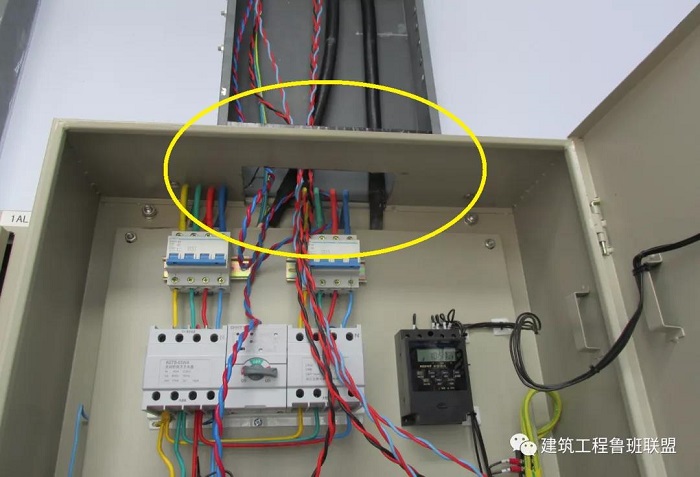 配電箱與橋架連接示例：保護線纜，嚴密牢靠